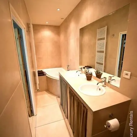 4p Elegant Flat, Vieux Lille, Carpark
